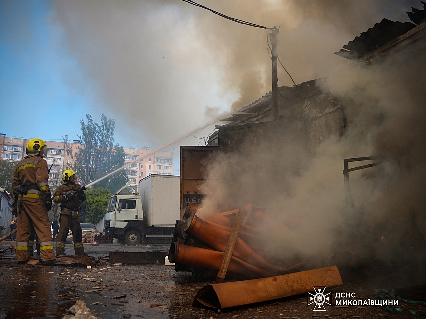 Рятувальники показали відео, як ліквідовували масштабну пожежу в Миколаєві 