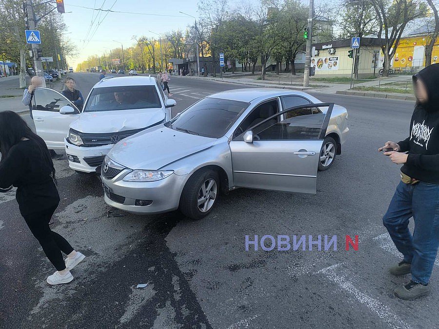 На перекрестке в Николаеве столкнулись «Мазда» и «Фольксваген»