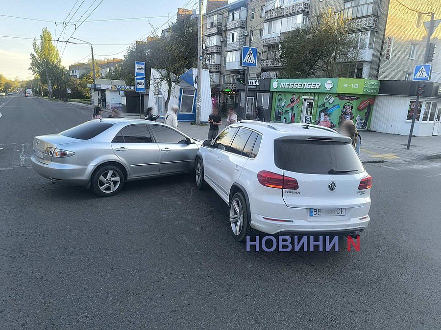 На перекрестке в Николаеве столкнулись «Мазда» и «Фольксваген»
