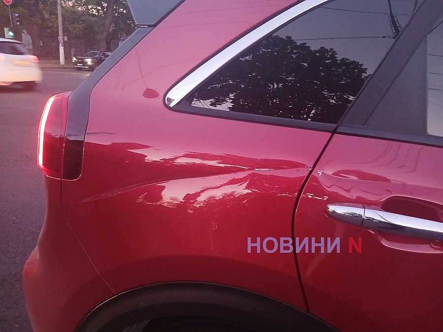 Мотоцикл, объезжая фуру, врезался в «КИА» в центре Николаева