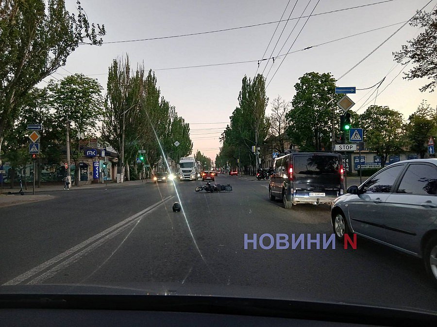 Мотоцикл, объезжая фуру, врезался в «КИА» в центре Николаева