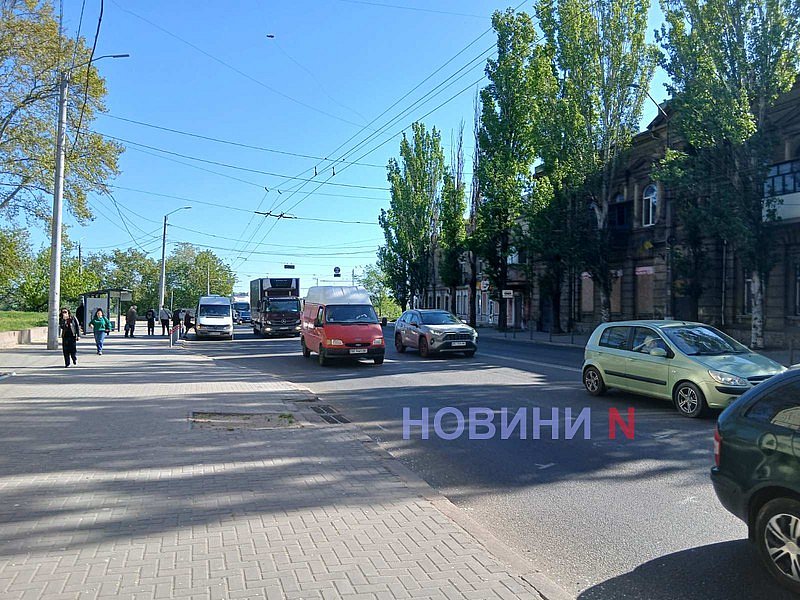 Nissan «догнал» Mitsubishi у моста в центре Николаева - образовалась пробка