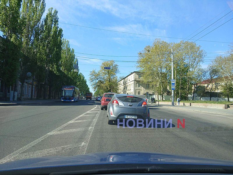 Nissan «догнал» Mitsubishi у моста в центре Николаева - образовалась пробка