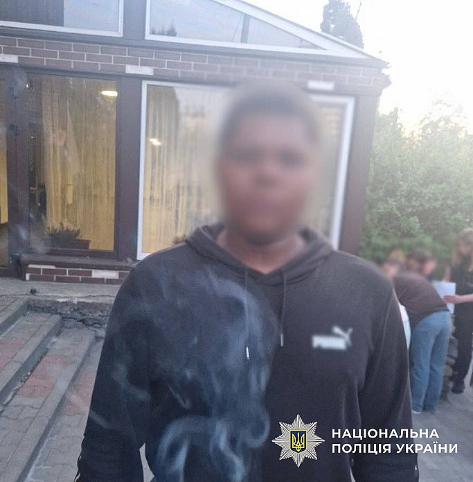 В Киеве вор цветов из клумбы распилил слезоточивый газ и ударил полицейского