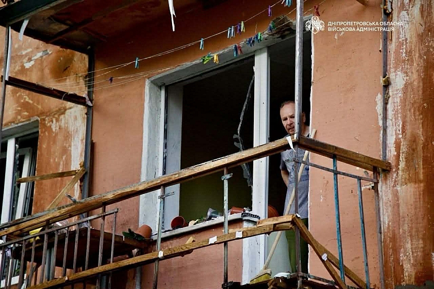 Враг атаковал Днепр и область почти 30 раз: есть раненые и значительные разрушения (фото, видео)