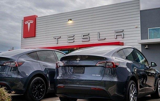 Tesla отзывает почти 220 тысяч электромобилей