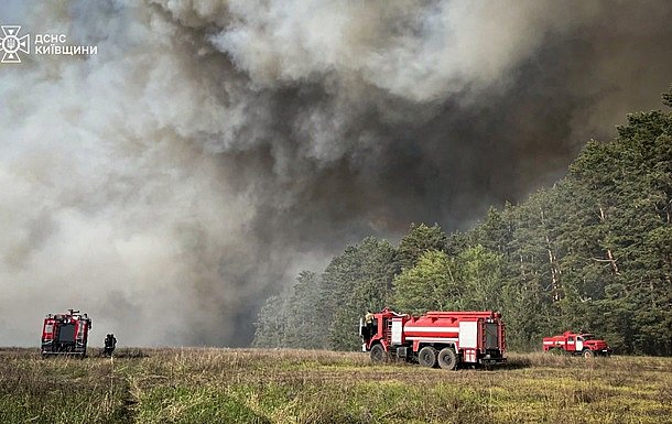 В Киевской области масштабный лесной пожар