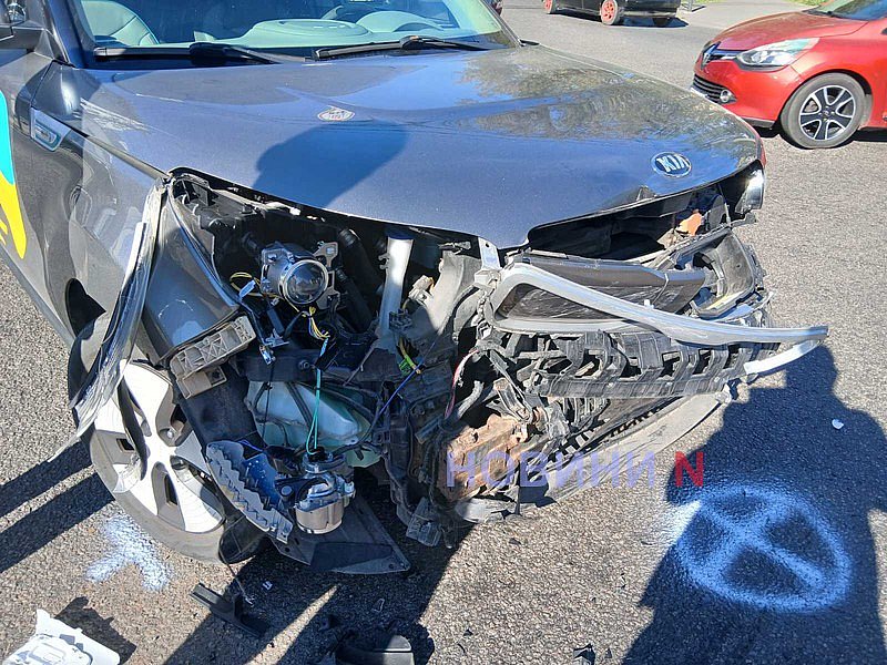Renault и Kia столкнулись у моста в Николаеве: образовались большие пробки