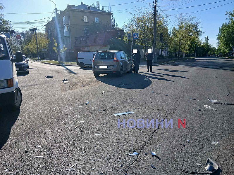 Renault и Kia столкнулись у моста в Николаеве: образовались большие пробки
