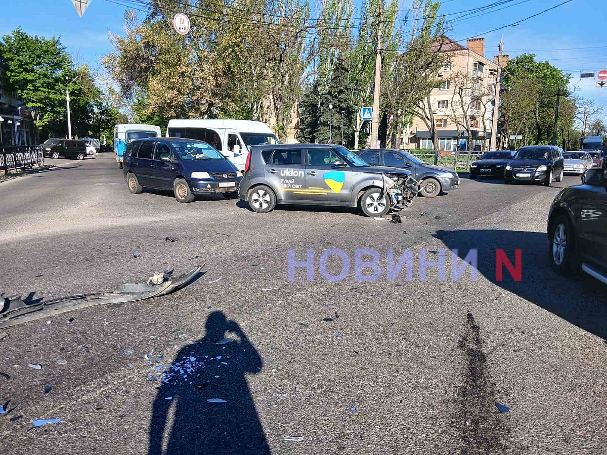 Renault и Kia столкнулись у моста в Николаеве: образовались большие пробки