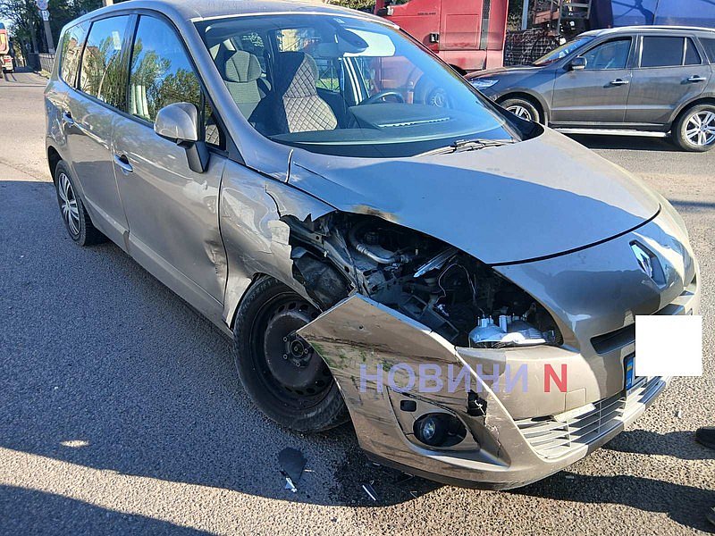 Renault и Kia столкнулись у моста в Николаеве: образовались большие пробки