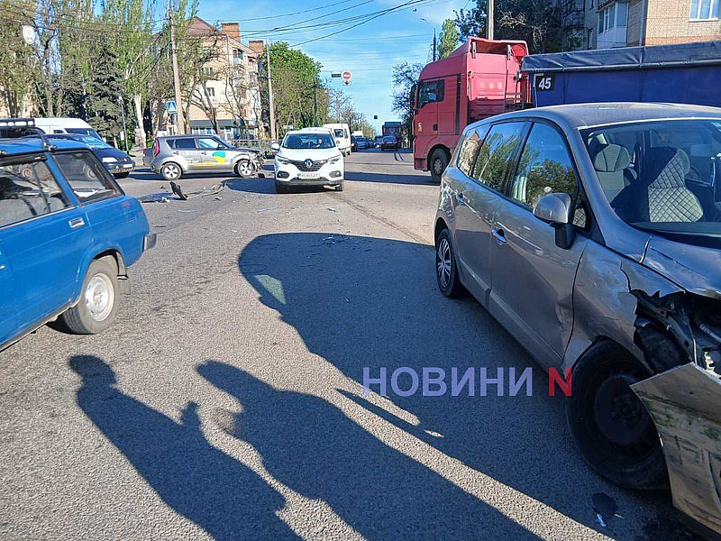 Renault и Kia столкнулись у моста в Николаеве: образовались большие пробки