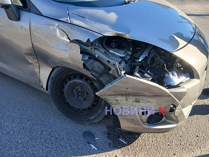 Renault та Kia зіткнулися біля мосту в Миколаєві: утворилися великі пробки