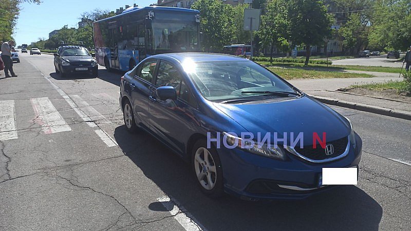 Lada влетіла в «Хонду» в центрі Миколаєва: постраждала жінка, рух утруднений