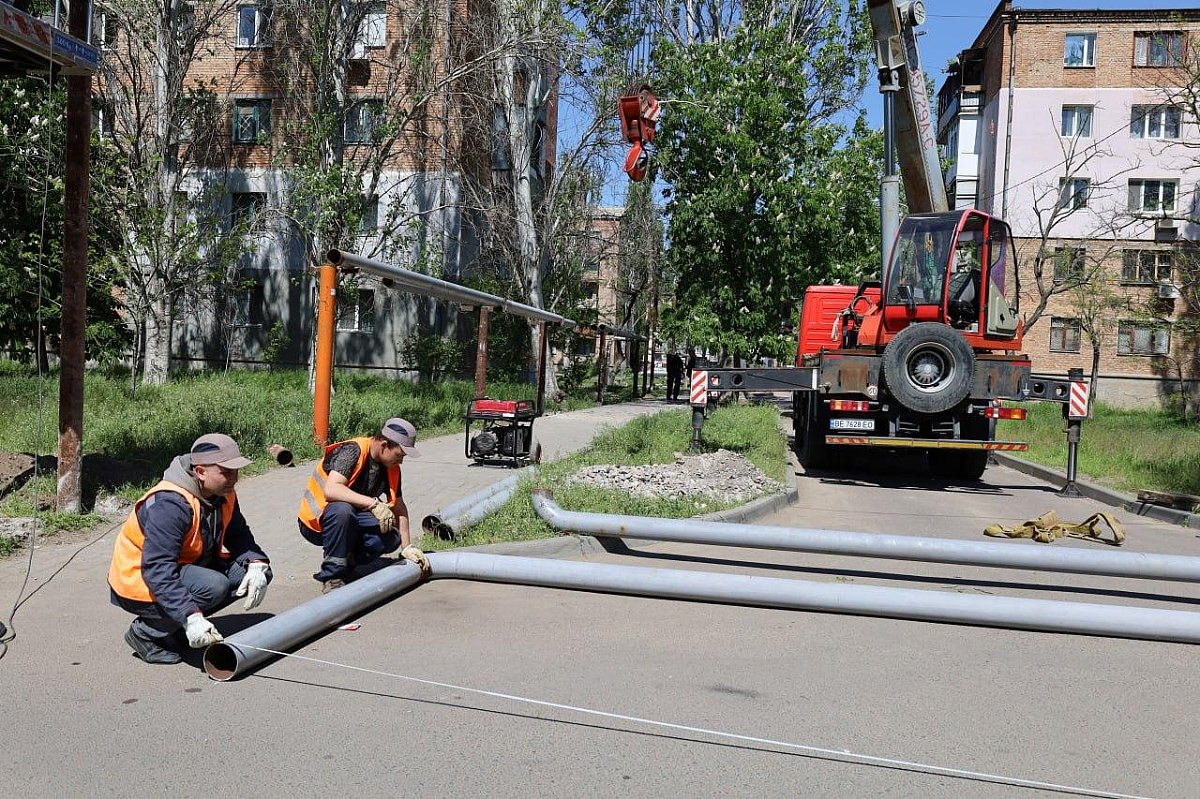 В Николаеве восстанавливают теплосеть, поваленную штормовым ветром: фото работ
