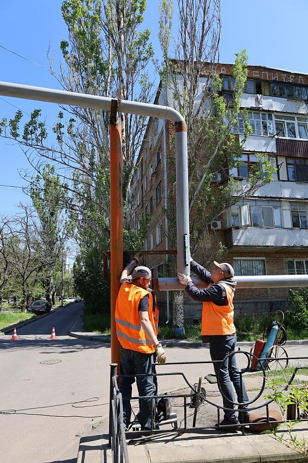 В Николаеве восстанавливают теплосеть, поваленную штормовым ветром: фото работ