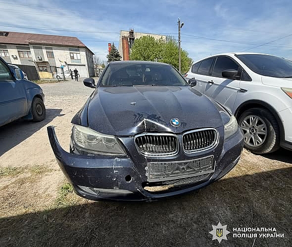 На Львівщині водій BMW зніс меморіал “Героям Небесної Сотні” та втік