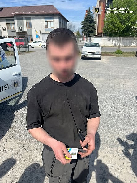 На Львівщині водій BMW зніс меморіал “Героям Небесної Сотні” та втік