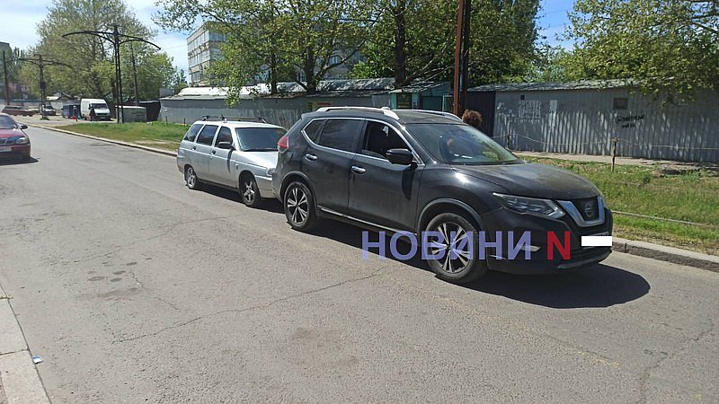 У Миколаєві ВАЗ врізався в Nissan: рух утруднений