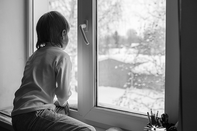 В Харькове 4-летний мальчик погиб после падения из окна - мать оставила его с двухлетней сестрой