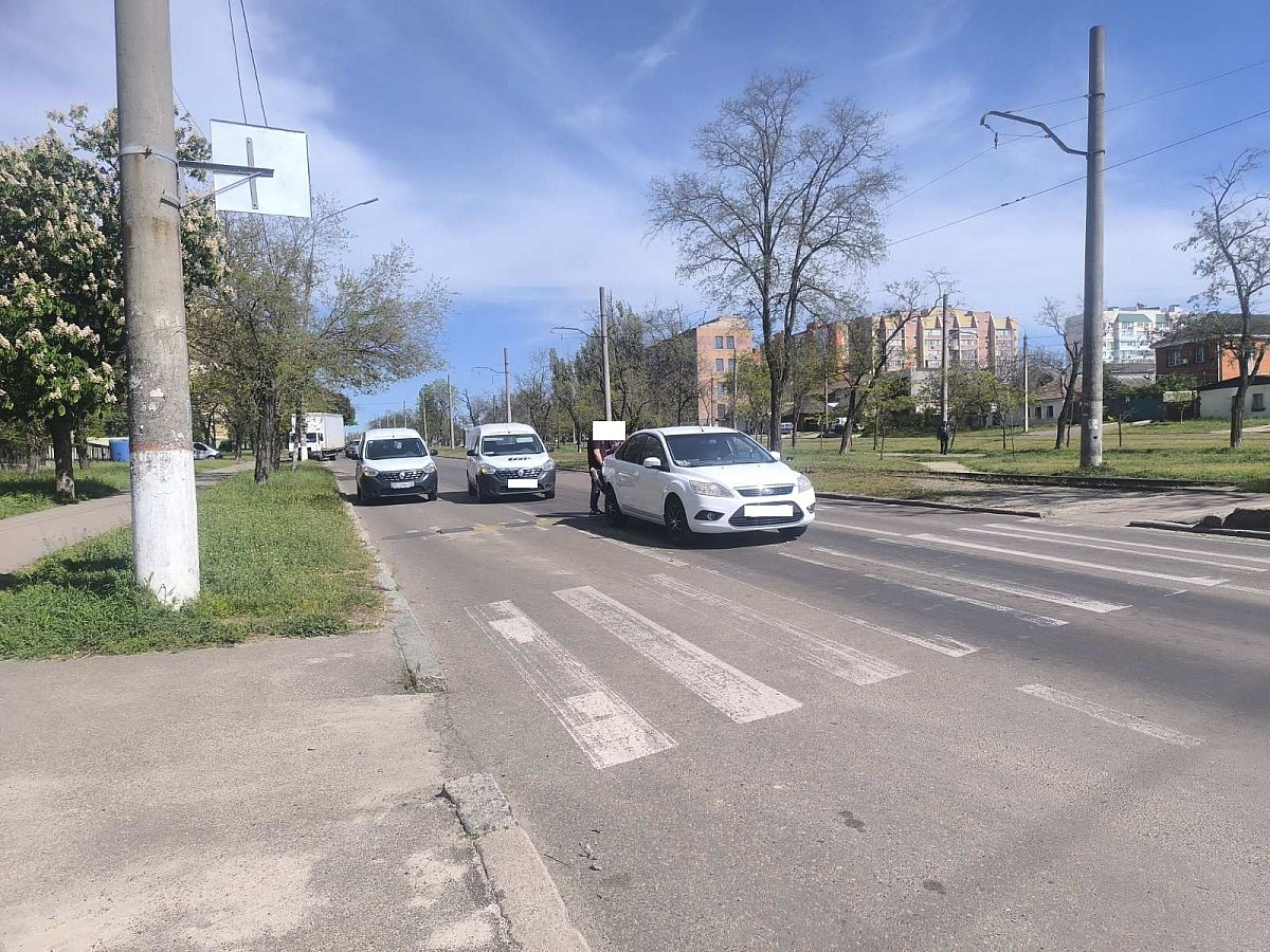 Возле школы в Николаеве Renault врезался в Ford
