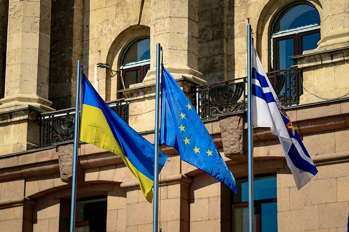 В Николаеве ко Дню Европы подняли флаги Украины и ЕС