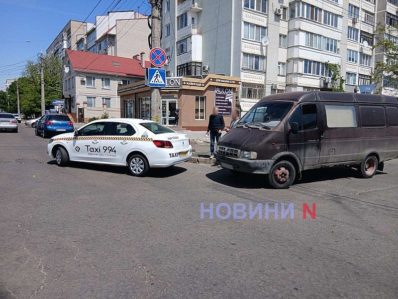 «Газель» врезалась в такси в Николаеве