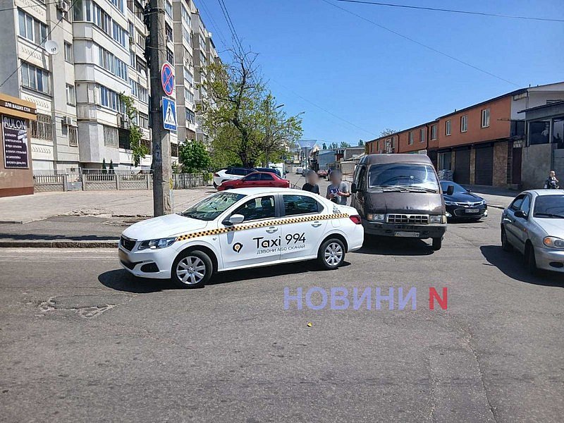 «Газель» врезалась в такси в Николаеве