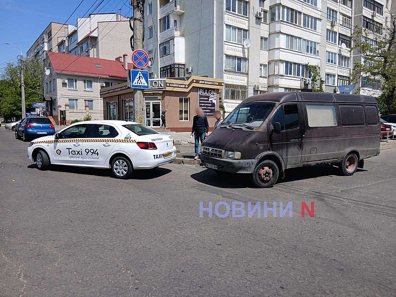 «Газель» врезалась в такси в Николаеве