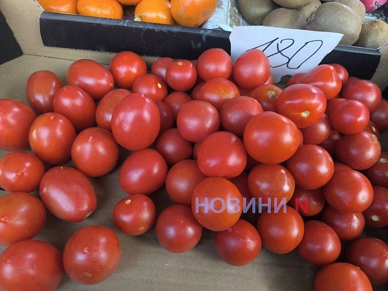 Майский рынок в Николаеве: в какую цену продают молодые фрукты и овощи (фоторепортаж)