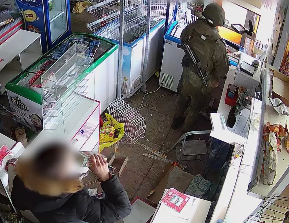 В Черниговской области задержали военнослужащего, помогавшего оккупантам грабить магазины