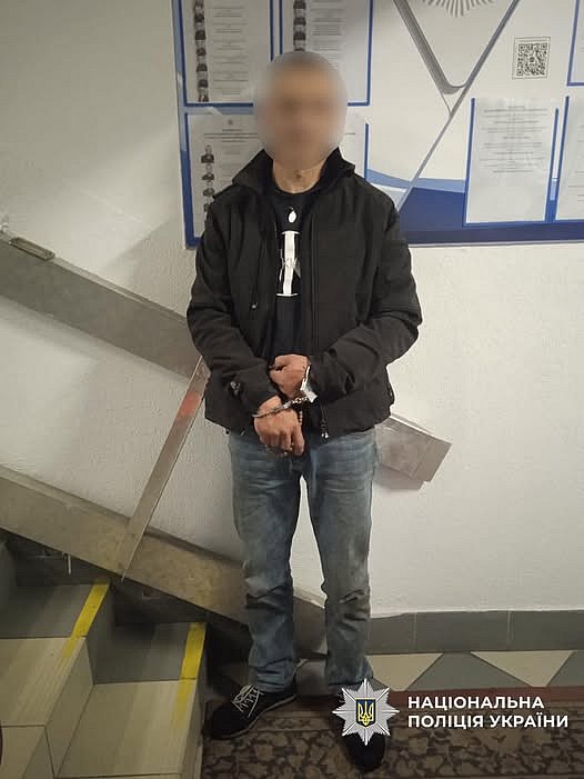 Во Львове мужчина, убегая от ТЦК, взял в заложники 13-летнюю девочку и приставил ей нож к горлу