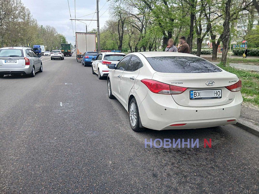 Тягач і легковик не поділили проспект у Миколаєві