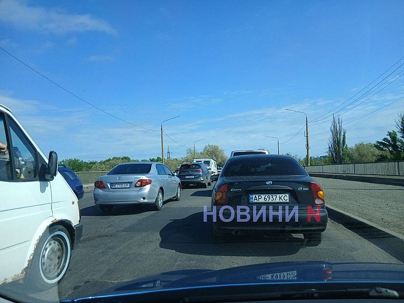 Подвійне ДТП із чотирма машинами у Миколаєві: величезний затор