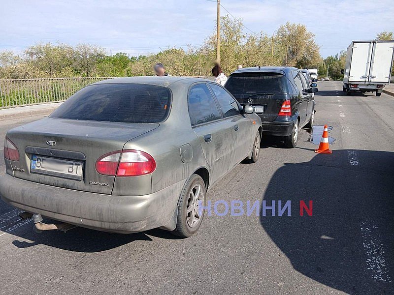 Подвійне ДТП із чотирма машинами у Миколаєві: величезний затор