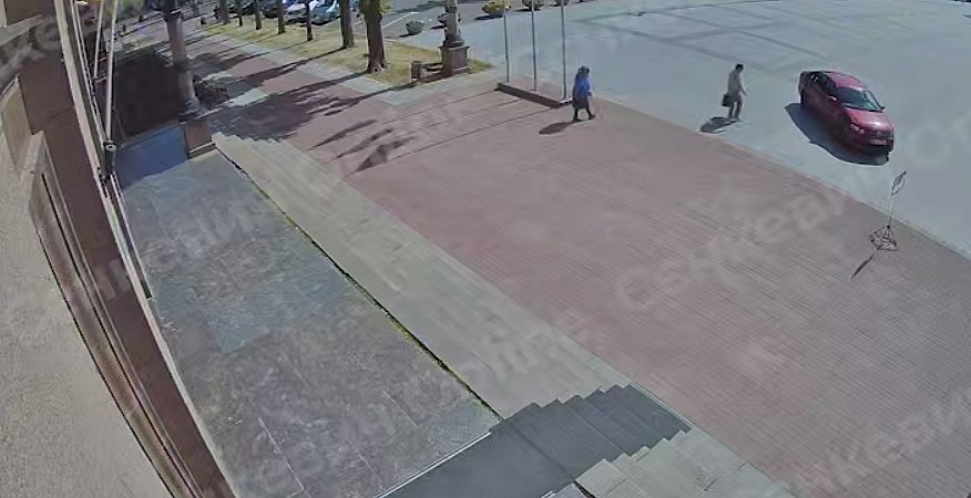 Автомобиль заїхав на Соборну площу, скріншот з відео