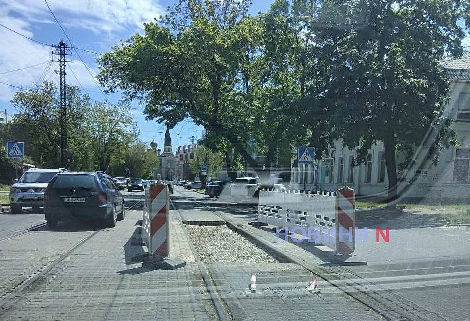 На вул. Кропивницького зняли частину плитки