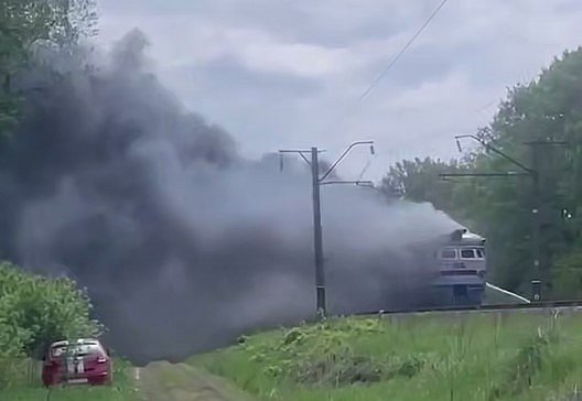Загорелся пассажирский поезд Черкассы — Знаменка . Скрин с видео Суспільного
