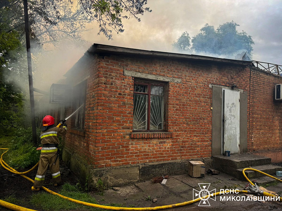 На Миколаївщині горіла будівля: пожежу гасили понад годину
