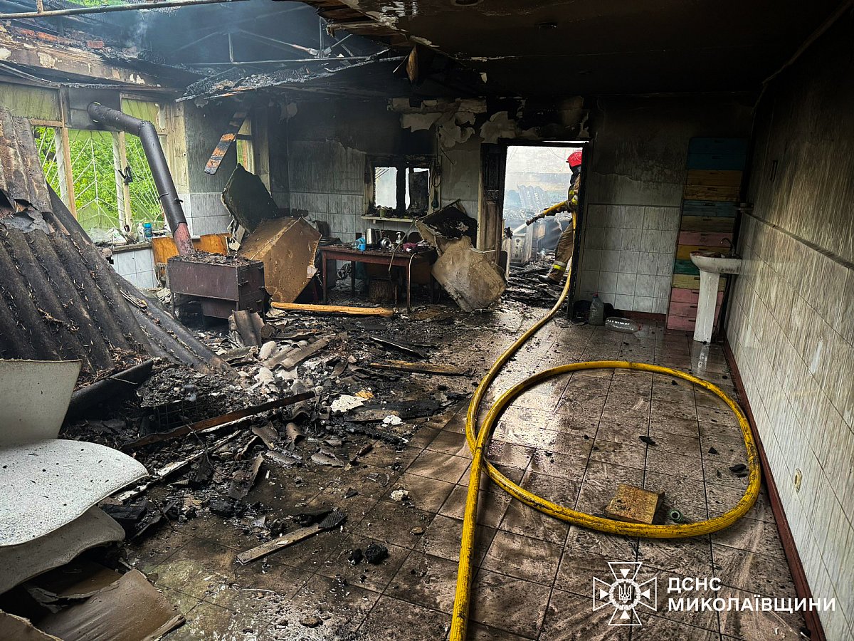 На Миколаївщині горіла будівля: пожежу гасили понад годину