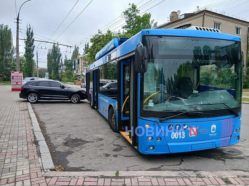 У Миколаєві тролейбус зачепив припаркований \"Ауді\"
