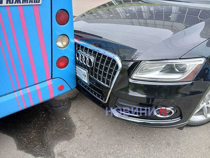 У Миколаєві тролейбус зачепив припаркований \"Ауді\"
