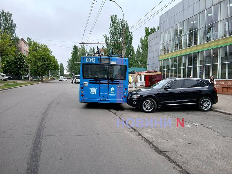 У Миколаєві тролейбус зачепив припаркований \"Ауді\"
