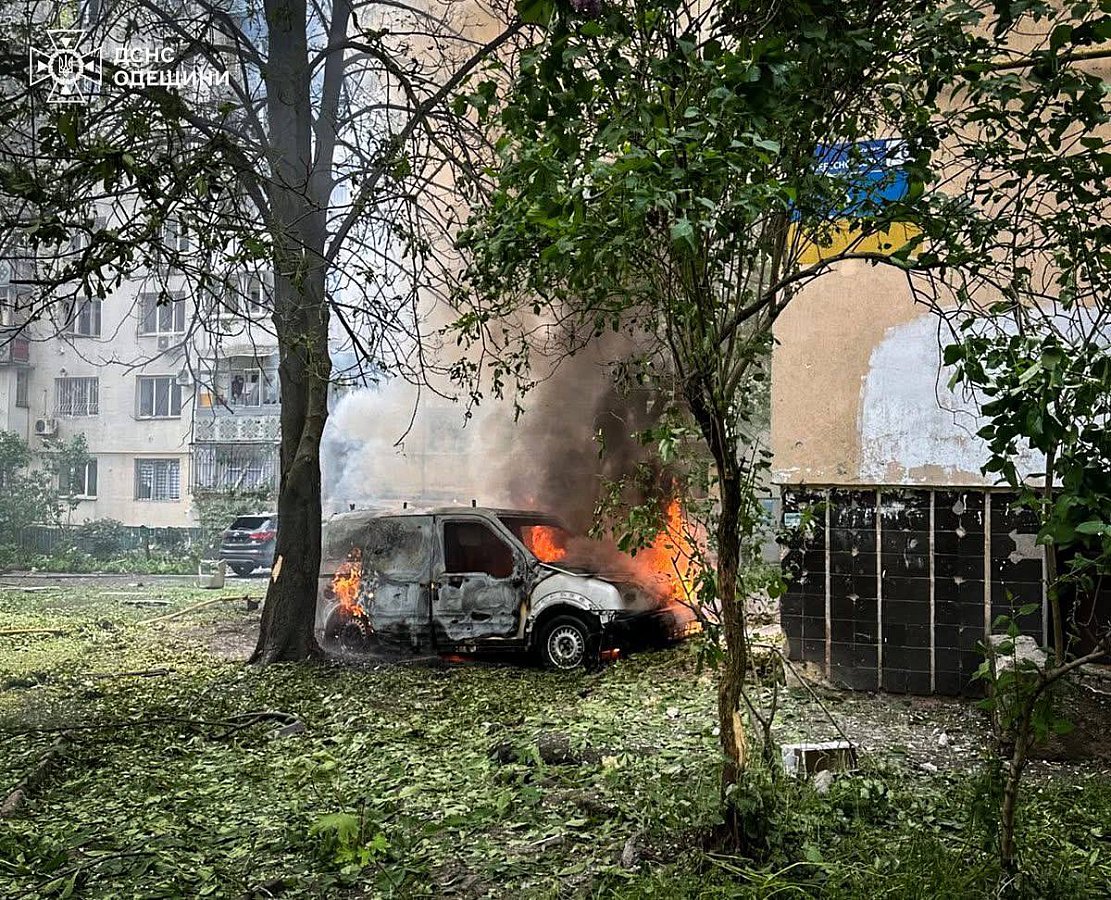 В Одессе обломки дрона упали на девятиэтажку, загорелись автомобили — двое пострадавших