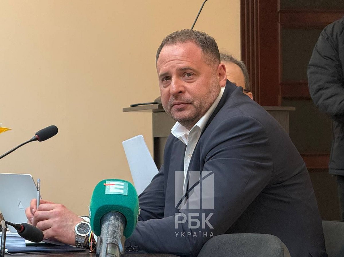 Экс-главе Офиса президента Ермаку продолжают избирать меру пресечения (трансляция)