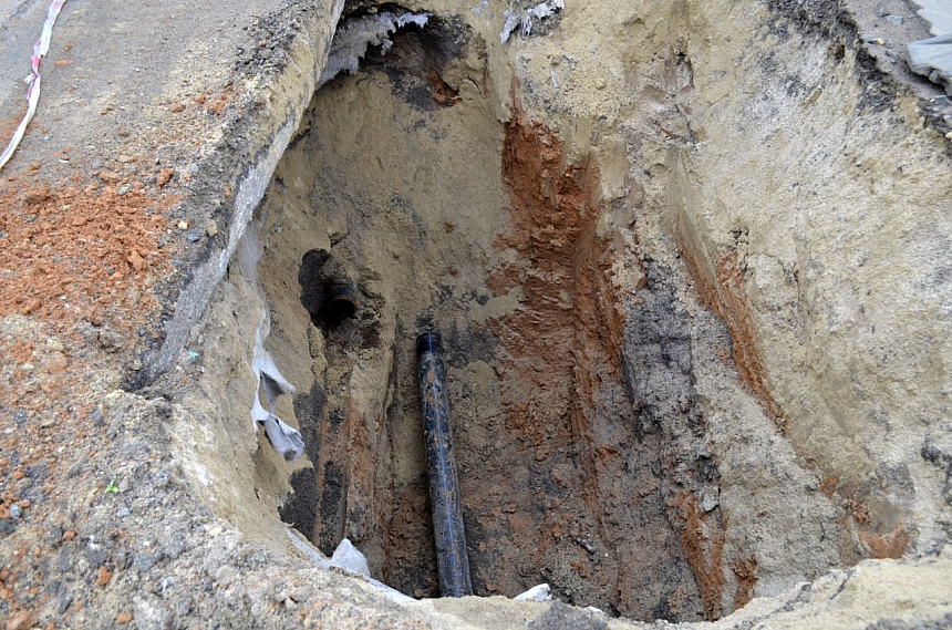 У Миколаєві проводять заміну аварійної ділянки трубопроводу