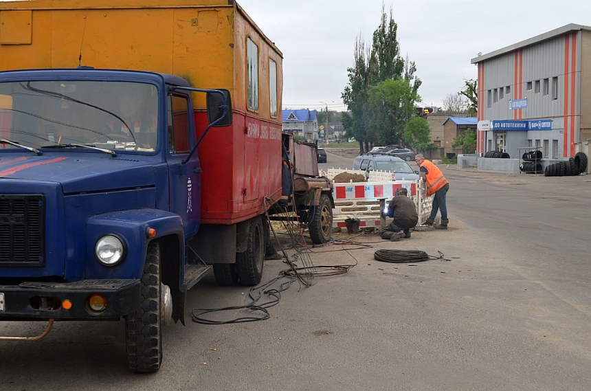 У Миколаєві проводять заміну аварійної ділянки трубопроводу