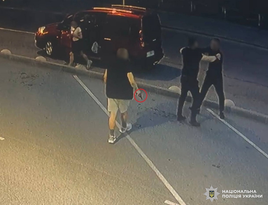 В Киеве мужчина во время конфликта на улице девять раз выстрелил в своего оппонента
