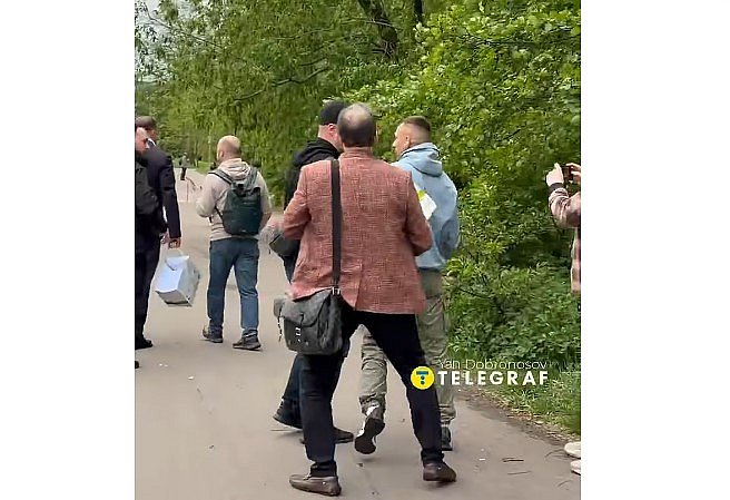 В Андрея Ермака бросили яйцом после суда (видео)