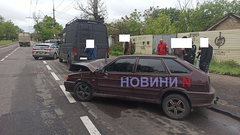 В Николаеве «ВАЗ» влетел в Volkswagen: есть пострадавшая, движение парализовала пробка